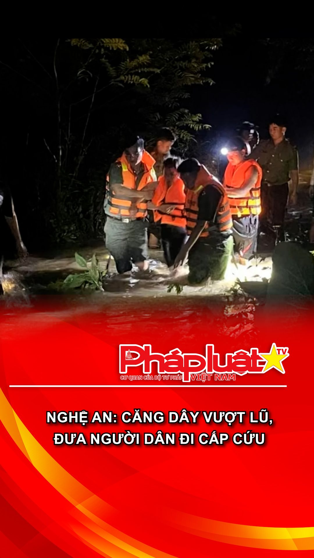 Nghệ An: Căng dây vượt lũ, đưa người dân đi cấp cứu
